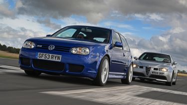 Volkswagen Golf R32 vs Alfa Romeo 147 GTA - front 3/4